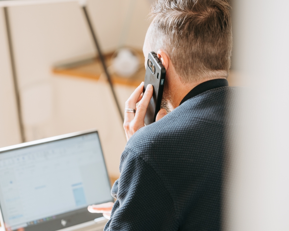  collega’s in overleg op kantoor van S&L - vacature