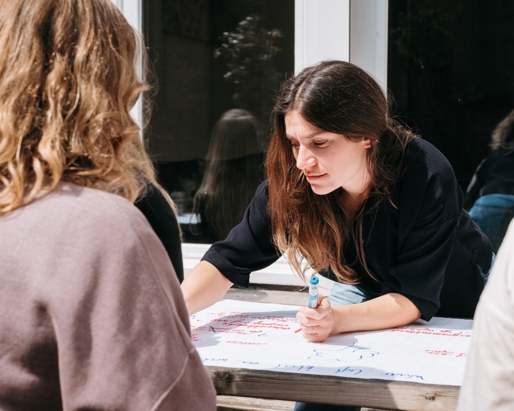  collega’s in overleg op kantoor van S&L - vacature