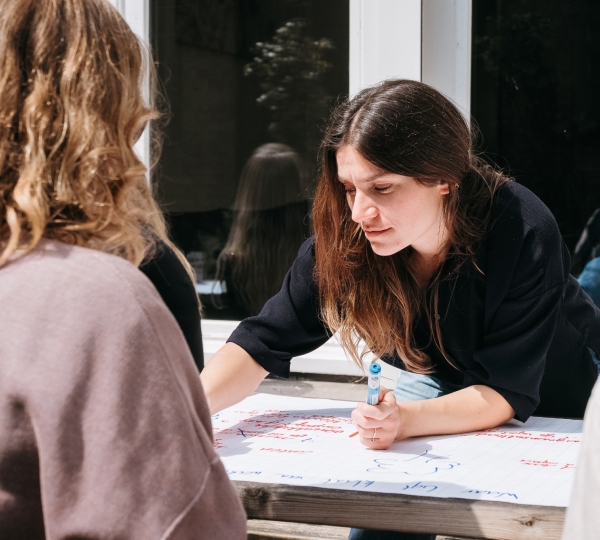  collega’s in overleg op kantoor van S&L - vacature