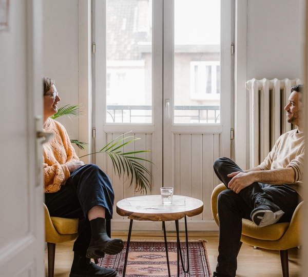 Twee consultants overleggen spontane sollicitatie S&L
