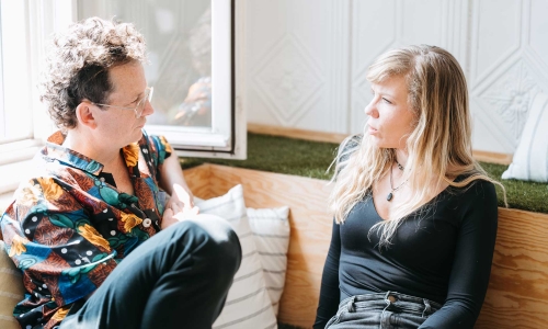 Rouwen om vertrekkende collega's: hoe geef je dat een betekenisvolle plek?